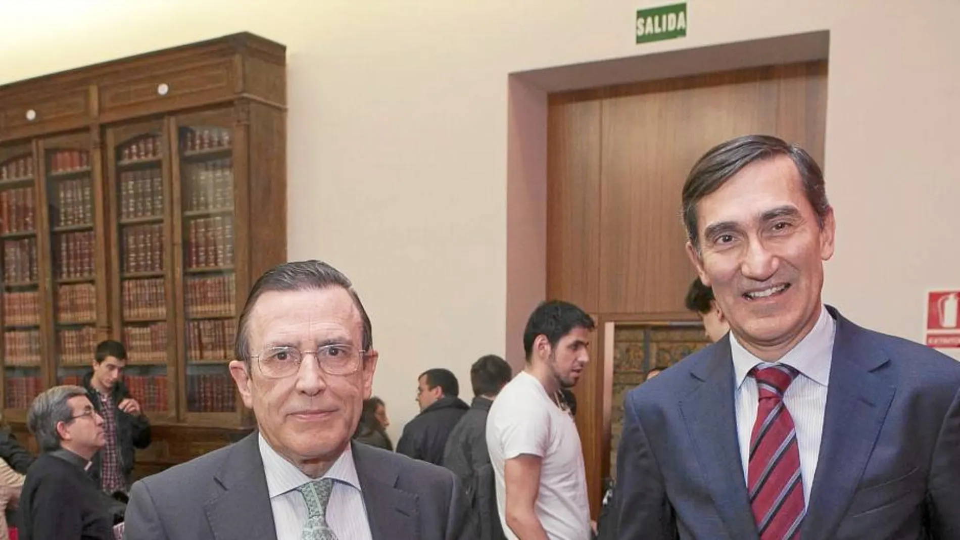 El catedrático de Derecho Adminisrativo, José Luis Martínez, junto al registrador de la propiedad, Juan Ignacio de los Mozos. Detrás, a la izquierda, el vicario de la Diócesis de Valladolid, Luis Argüello