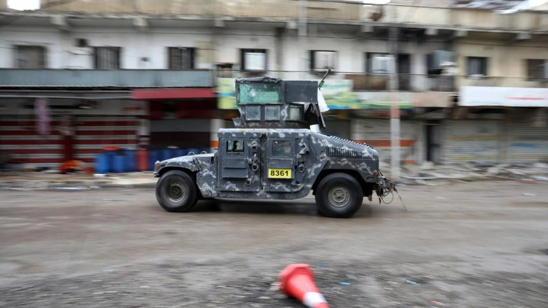 Un vehículo de las fuerzas iraquíes circula por una calle controlada por Policía Federal del país.