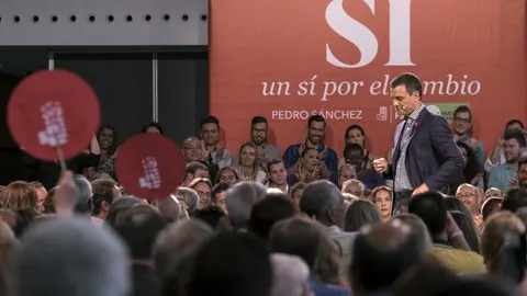 El candidato del PSOE a la presidencia del gobierno, Pedro Sánchez, durante el acto de precampaña que los socialistas celebraron en el Auditorio Alfredo Kraus de Las Palmas de Gran Canaria, el pasado día 2