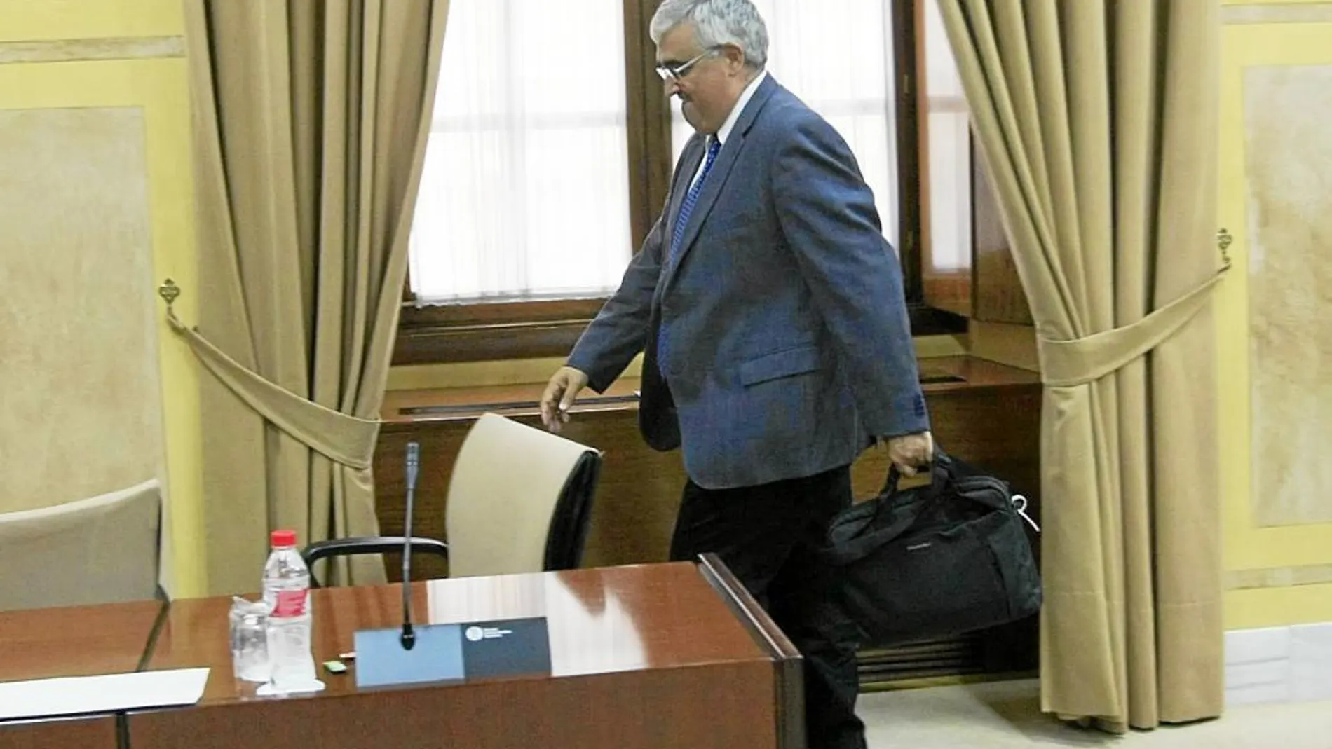 El consejero de Economía, Antonio Ramírez Arellano, en el Parlamento