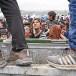 Migrantes se agolpan ayer en el campo de Idomeni para escuchar a Nadia Murad, una yazidí secuestrada por el EI