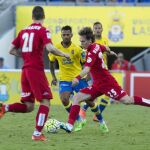 El centrocampista croata del Sporting Alen Halilovic (d) lanza ante el centrocampista de Las Palmas Jonathan Viera