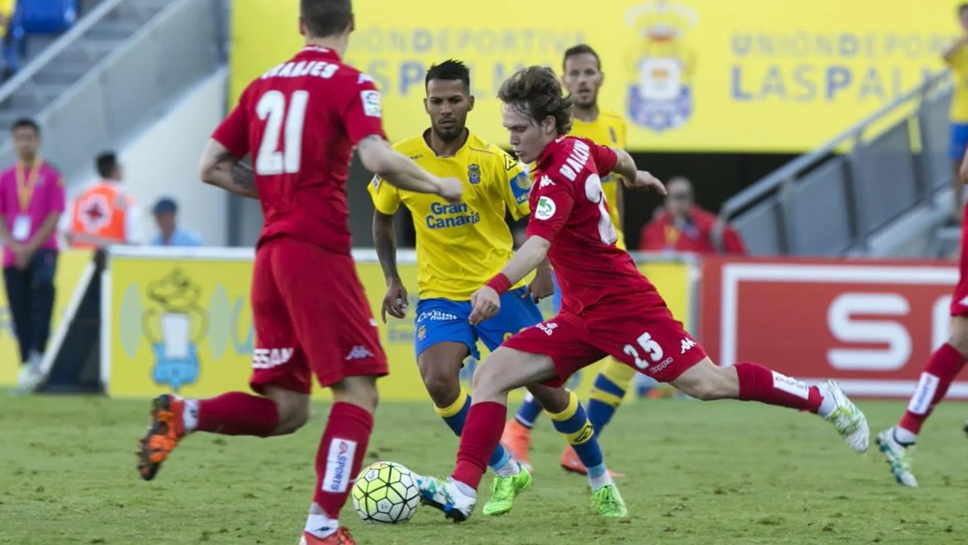 El centrocampista croata del Sporting Alen Halilovic (d) lanza ante el centrocampista de Las Palmas Jonathan Viera