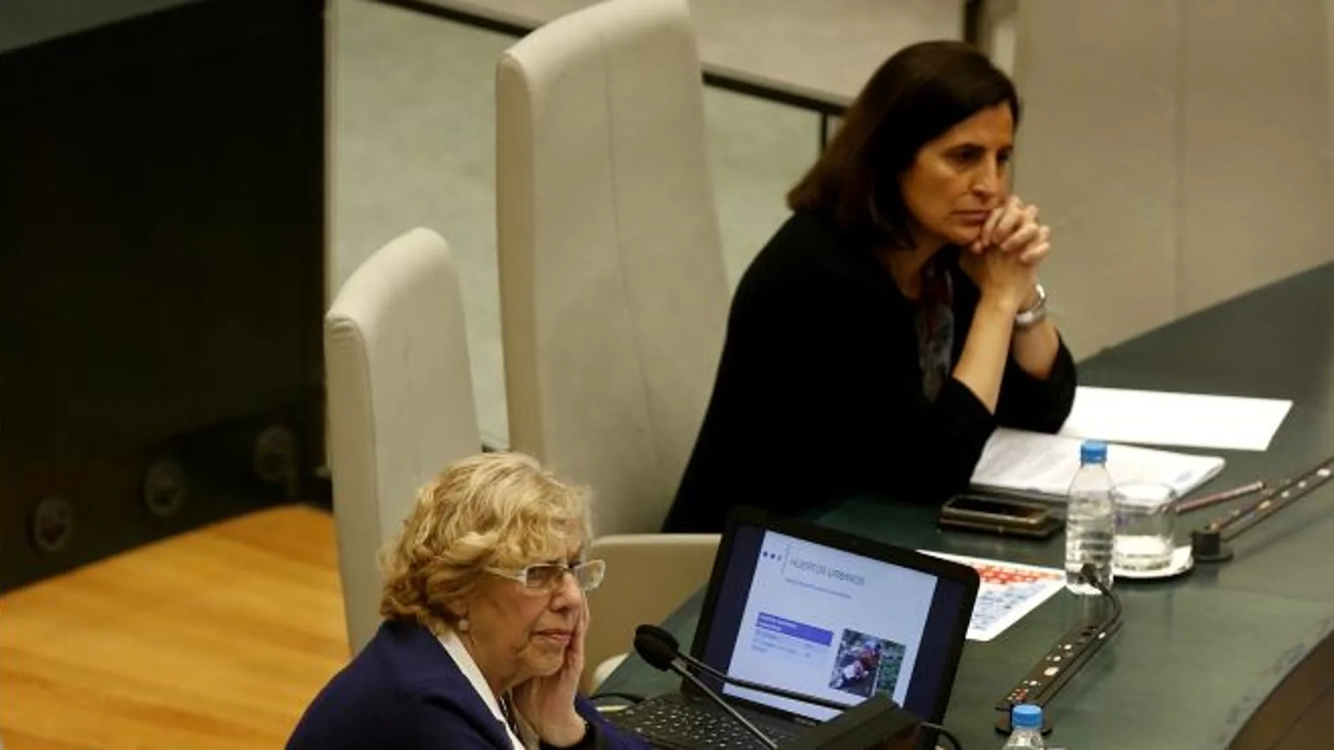 Carmena, en el Pleno, a la derecha de Beatriz Vigo Martín, interventora general del Ayuntamiento desde 2008