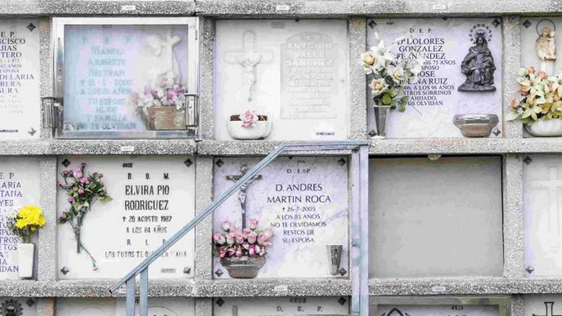 Fotografía en la que se ve el nicho (c arriba) en el cementerio Parcemasa San Gabriel de Málaga