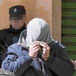 El yihadista detenido en Palma de Mallorca es conducido por agentes del Cuerpo Nacional de Policía