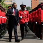 El presidente de Kenia, Uhuru Kenyatta, pasa revista a los guardias de honor frente al Parlamento en Nairobi el pasado 12 de septiembre