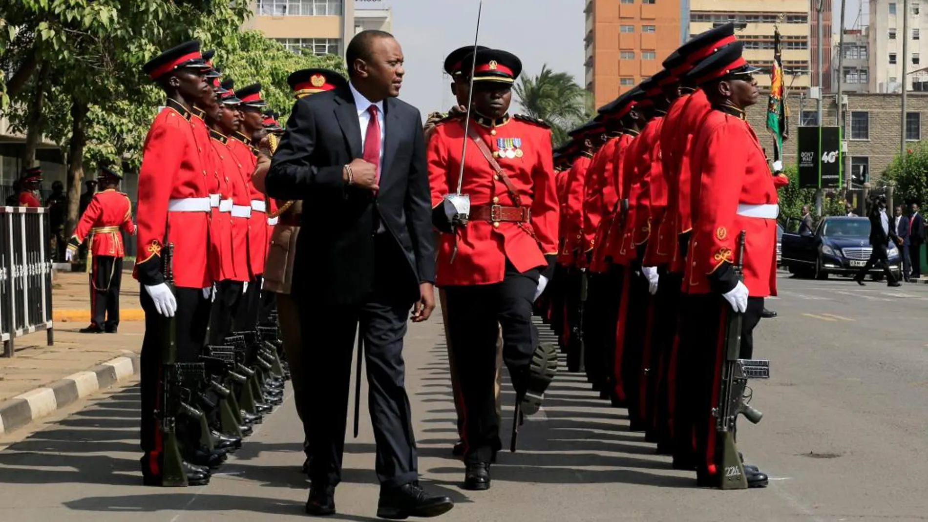 El presidente de Kenia, Uhuru Kenyatta, pasa revista a los guardias de honor frente al Parlamento en Nairobi el pasado 12 de septiembre