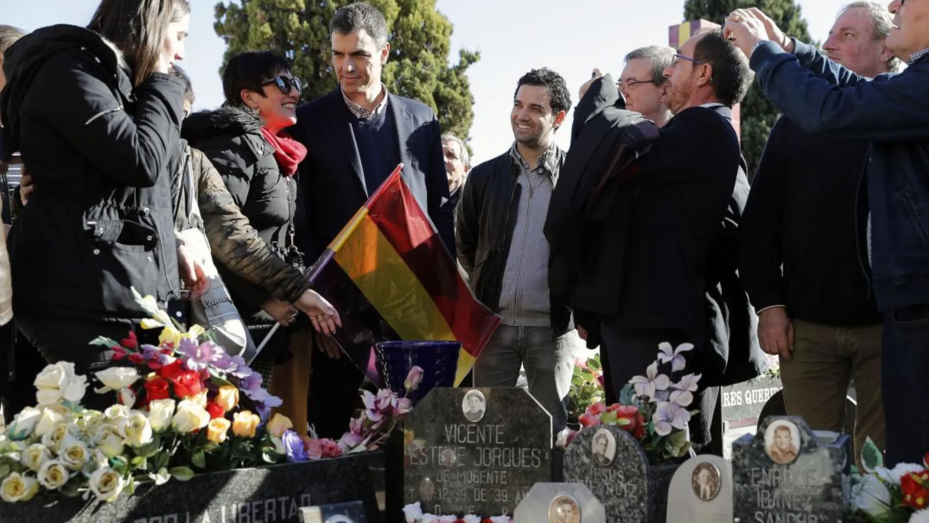 Pedro Sánchez (centro), ante una de las fosas comunes que hay en el cementerio de Paterna (Valencia)