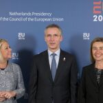 Jens Stoltenberg, junto a la representante de la UE Federica Mogherini y la ministra de Defensa holandés, Jeanine Hennis-Plasschaert