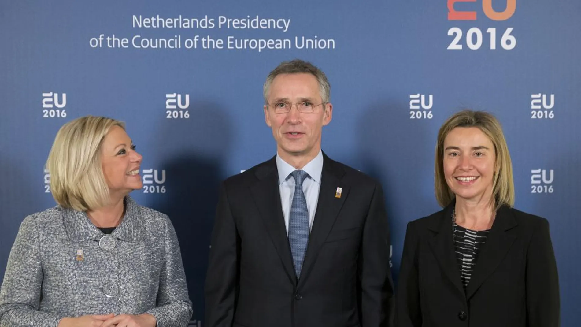 Jens Stoltenberg, junto a la representante de la UE Federica Mogherini y la ministra de Defensa holandés, Jeanine Hennis-Plasschaert