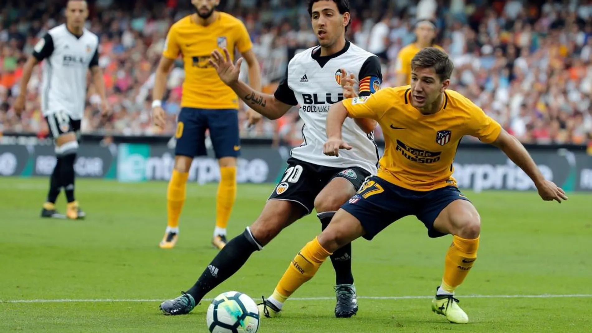 El centrocampista del Valencia Dani Parejo disputa un balón con el jugador argentino del Atlético de Madrid Luciano Vietto