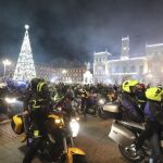 La luz y el fuego han vuelto a ser los elementos escogidos por más de 350 moteros para recordar a los amantes de las dos ruedas fallecidos durante al año pasado en un emotivo desfile de antorchas celebrado hoy por la concentración invernal de motociclismo Pingüinos en Valladolid