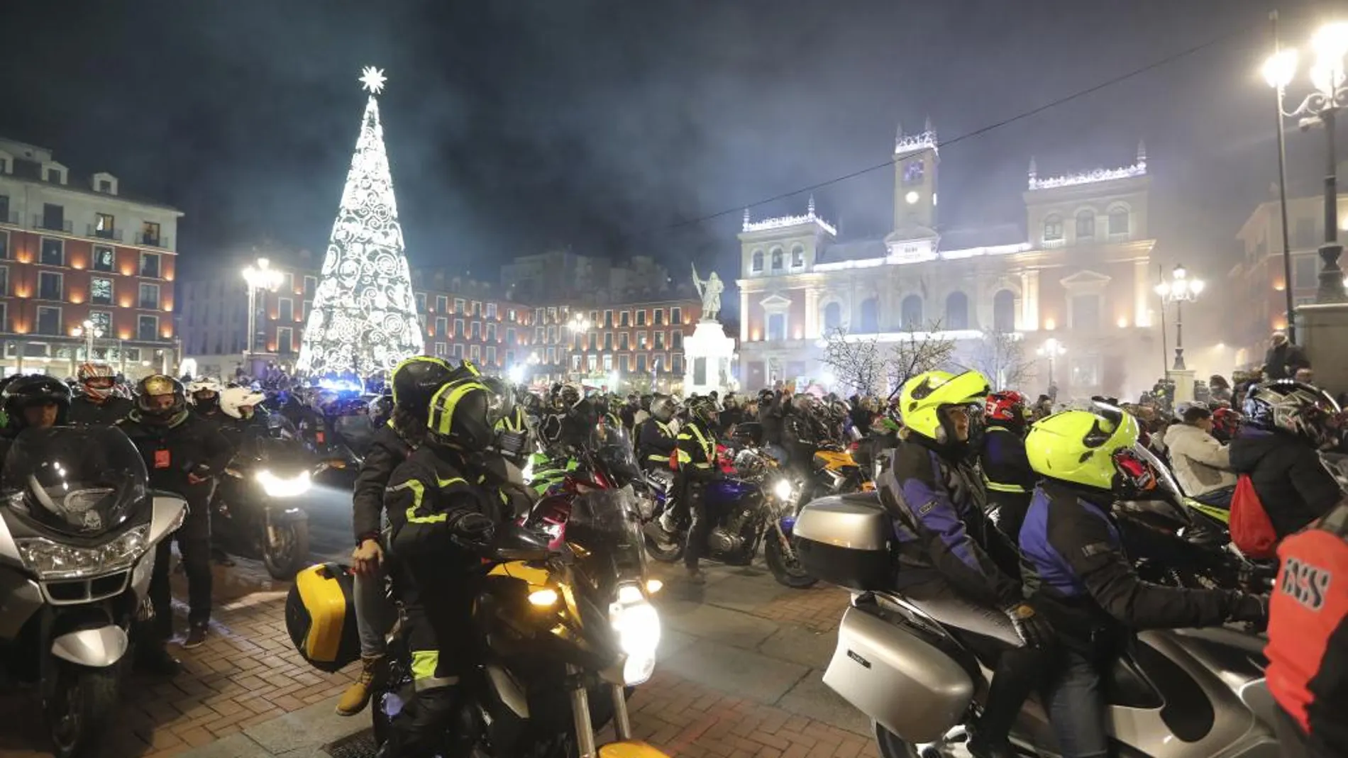 La luz y el fuego han vuelto a ser los elementos escogidos por más de 350 moteros para recordar a los amantes de las dos ruedas fallecidos durante al año pasado en un emotivo desfile de antorchas celebrado hoy por la concentración invernal de motociclismo Pingüinos en Valladolid