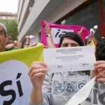 Manifestantes frente al semanario El Vallenc, resgistrado por la Guarcia Civil en busca de papeletas