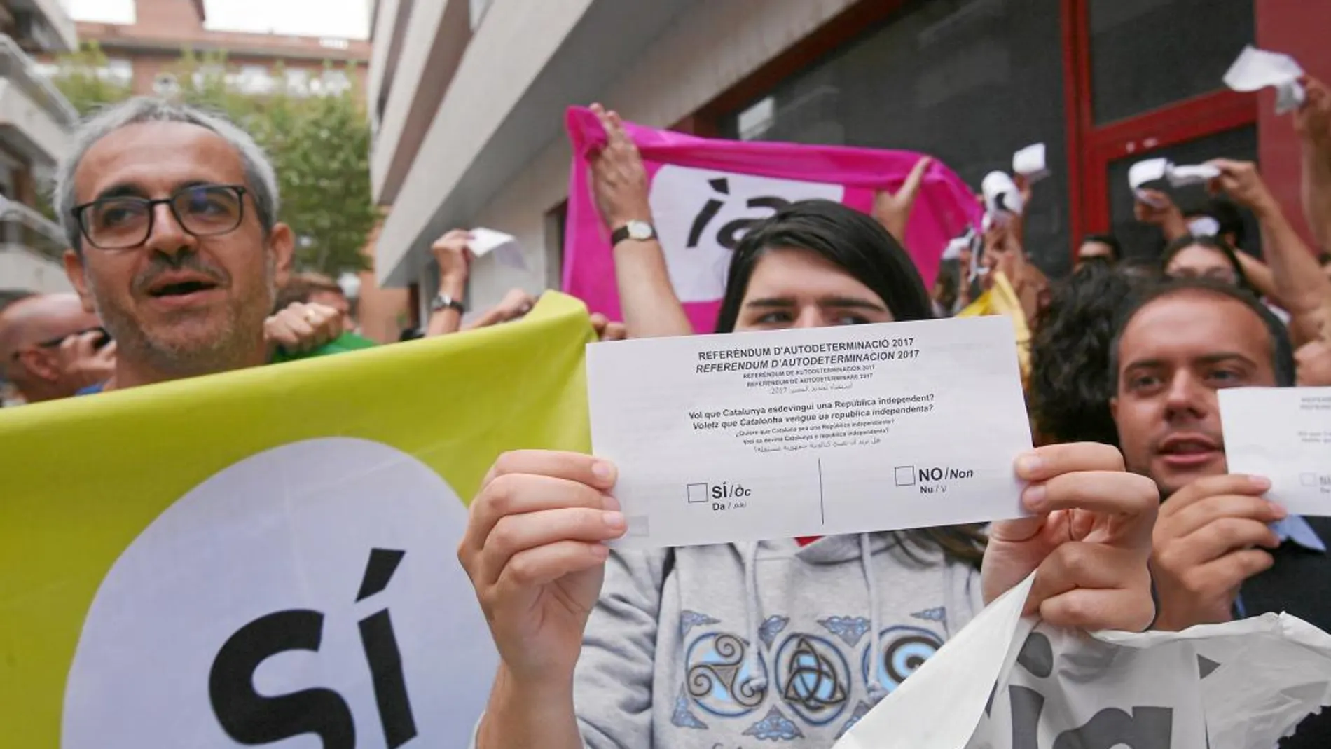 Manifestantes frente al semanario El Vallenc, resgistrado por la Guarcia Civil en busca de papeletas