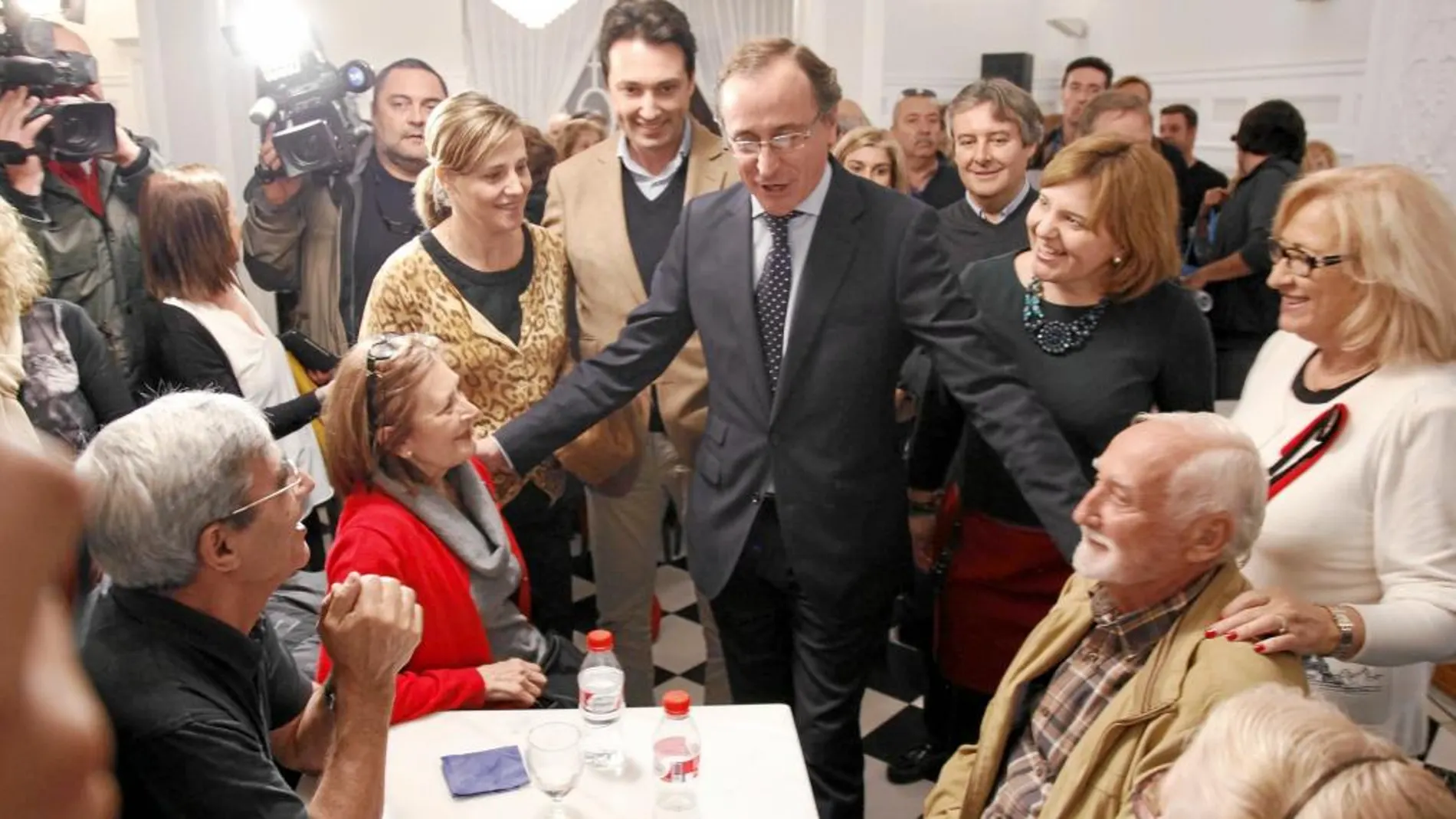 Bonig, Bastidas y Alfonso, ayer durante un encuentro con colectivos de amas de casa y personas mayores en Valencia