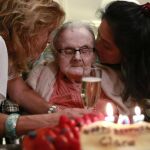 Imagen de Clare Hollingworth durante su 105 cumpleaños
