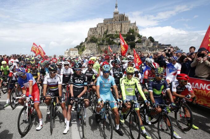 Algunos de los corredores del Tour, entre ellos Contador, hoy ant el Mont Saint-Michel.
