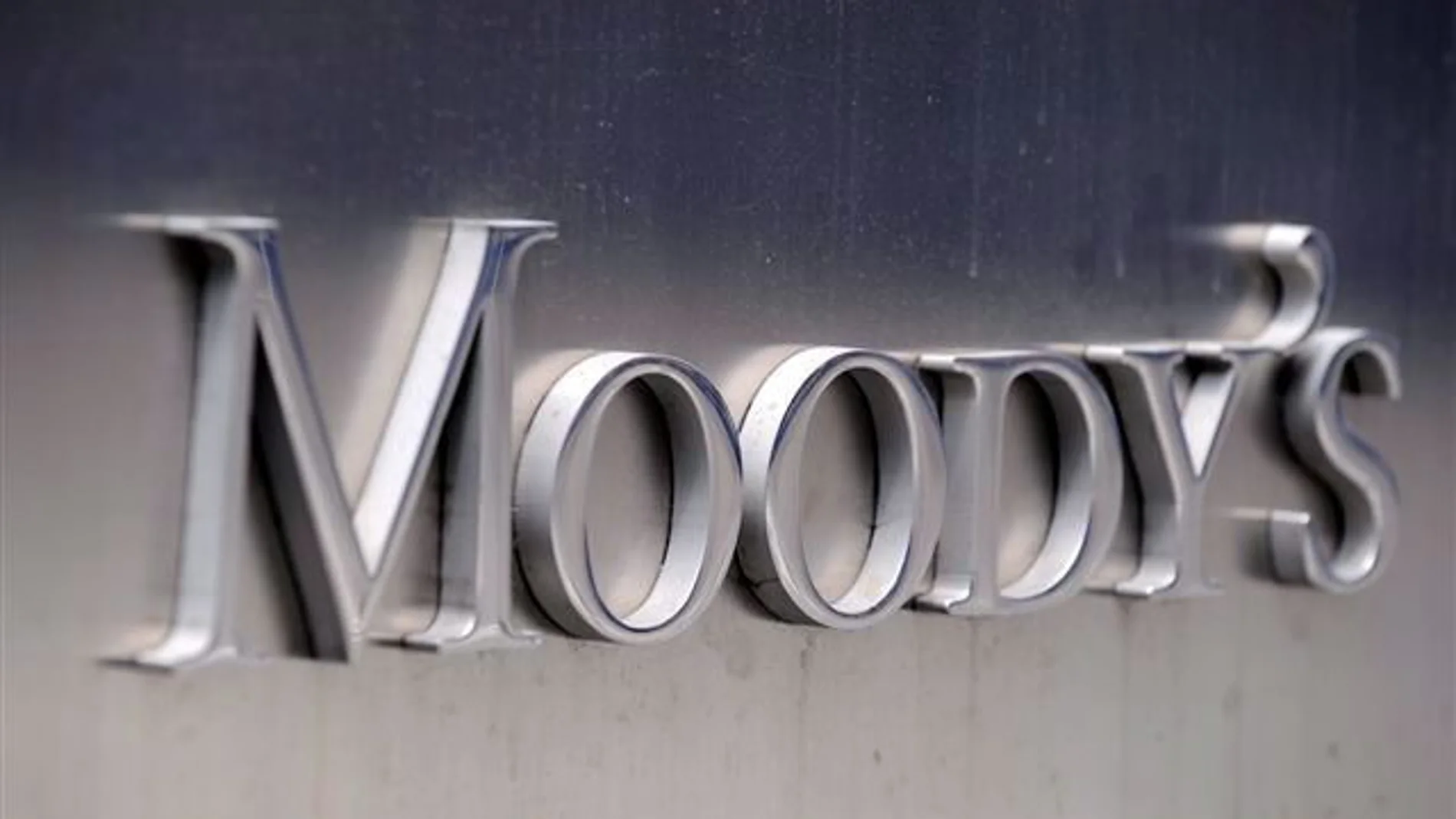 Fotografía de archivo del 13 de julio de 2011 donde se ve un letrero de la agencia calificadora Moody's en su oficina de Nueva York (EEUU).