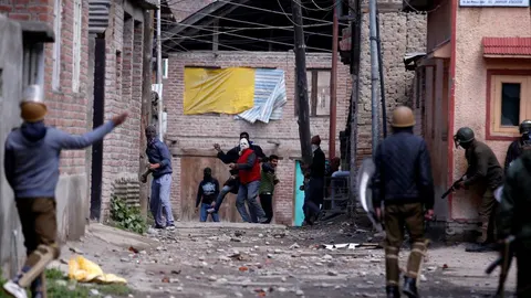 Manifestantes tiran piedras contra la policía en la protesta contra las elecciones