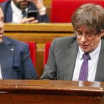 El vicepresidente, Oriol Junqueras, y el president de la Generalitat, Carles Puigdemont, ayer en el pleno parlamentario