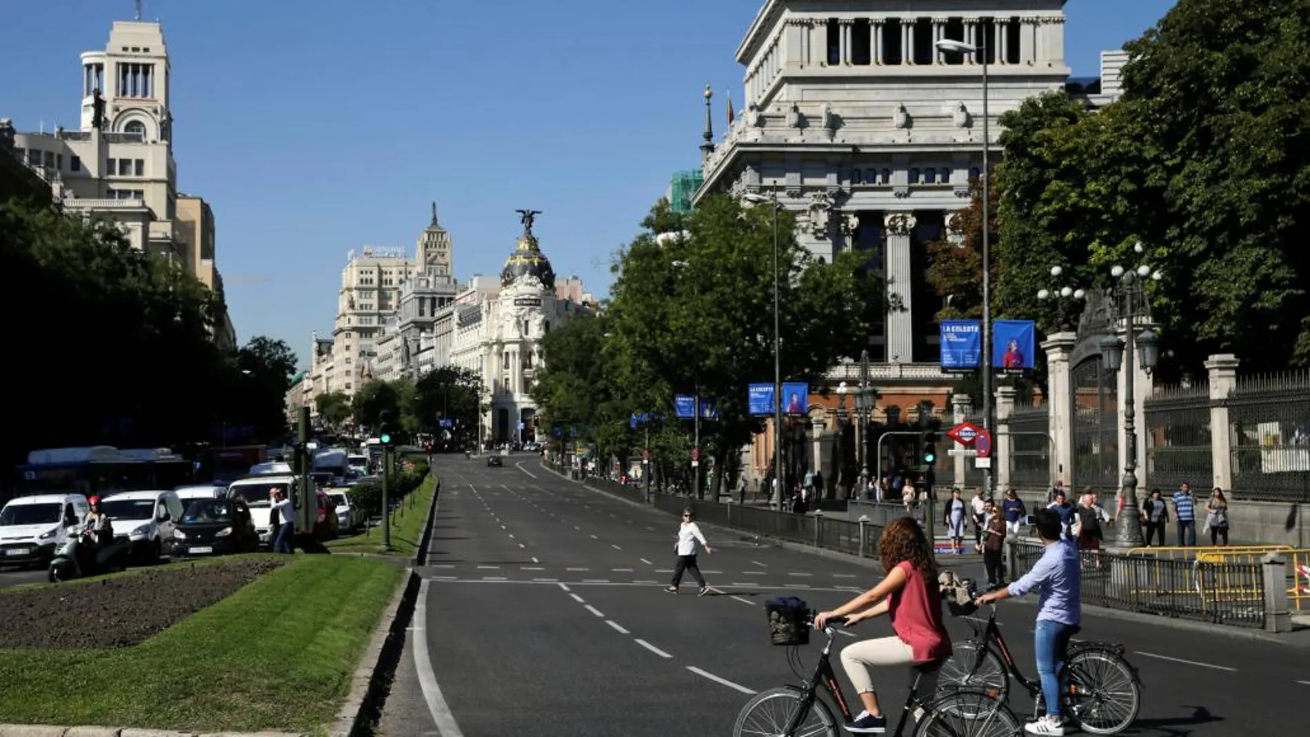 Ciclistas en la calle Alcalá libre de coches en la semana europea de la movilidad de 2016