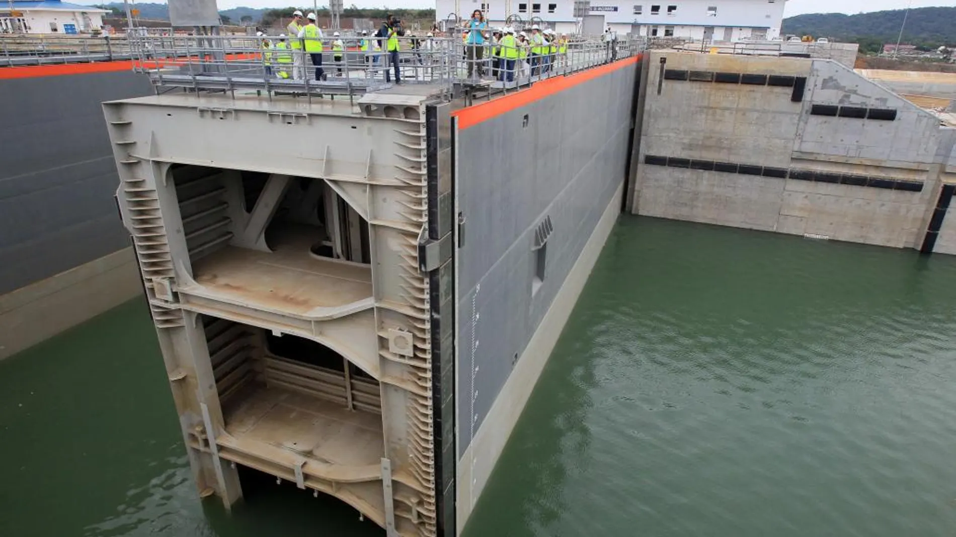 Un grupo de trabajadores son vistos en la esclusa Cocolí del nuevo Canal de Panamá hoyEfe