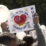 Manifestantes con pancartas en defensa de la sanidad pública durante la manifestación convocada por la plataforma "Huelva por una sanidad digna'