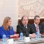 El presidente Herrera junto a la consejera Pilar del Olmo y representantes de las entidades financieras presentes en el acto