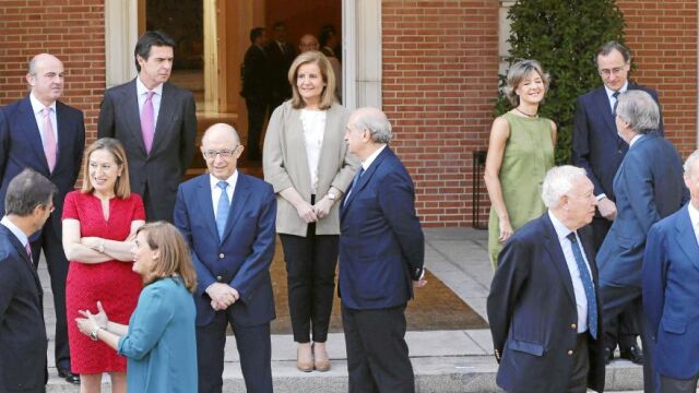 Los ministros esperan al presidente del Gobierno, Mariano Rajoy, a las puertas de La Moncloa, el pasado mes de julio
