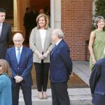 Los ministros esperan al presidente del Gobierno, Mariano Rajoy, a las puertas de La Moncloa, el pasado mes de julio