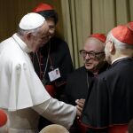 El Papa Francisco habla con cardenales en el Vaticano