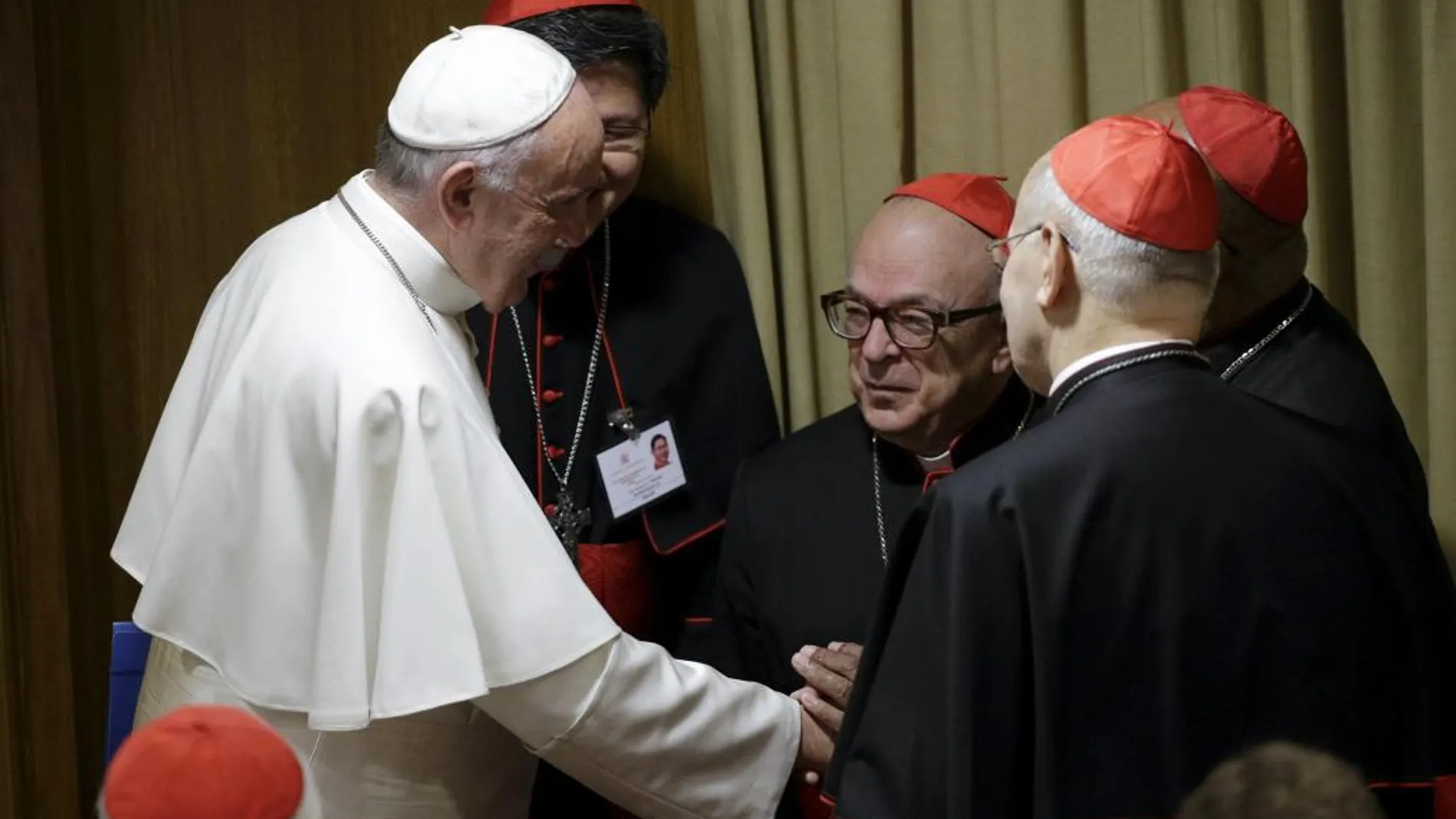El Papa Francisco habla con cardenales en el Vaticano