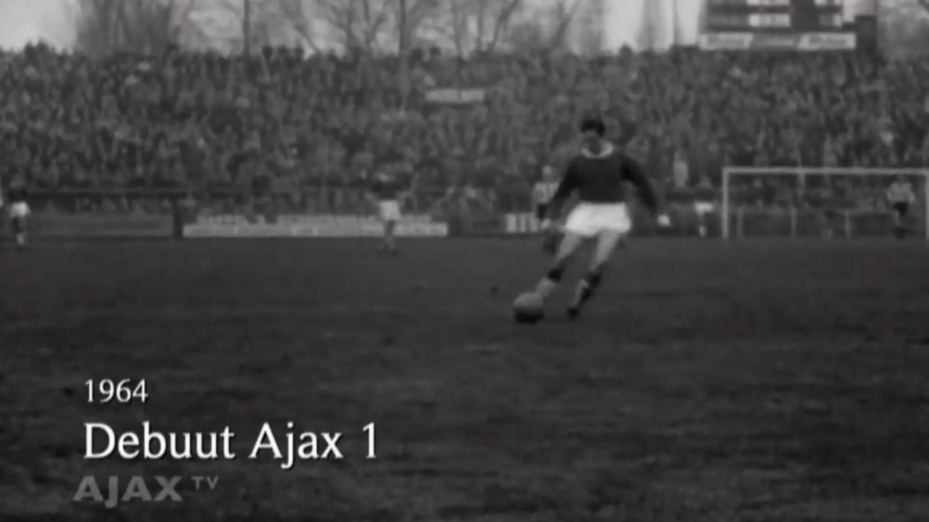 Imagen del vídeo de su debut con el Ajax de Amsterdam en 1964