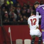 El defensa del Real Madrid Sergio Ramos (d) marca en propia puerta ante el delantero francés Wissam Ben Yedder, del Sevilla FC, durante el partido de la decimoctava jornada de Liga en Primera División que se disputa esta noche en el estadio Ramón Sánchez-Pizjuán, en Sevilla.