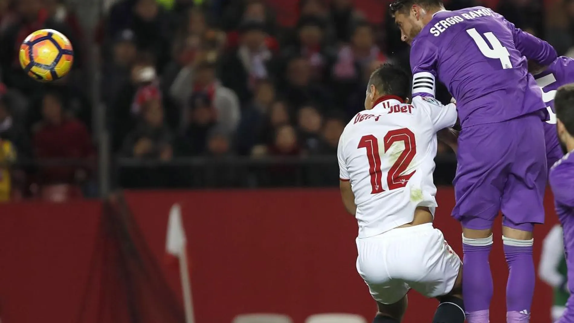 El defensa del Real Madrid Sergio Ramos (d) marca en propia puerta ante el delantero francés Wissam Ben Yedder, del Sevilla FC, durante el partido de la decimoctava jornada de Liga en Primera División que se disputa esta noche en el estadio Ramón Sánchez-Pizjuán, en Sevilla.
