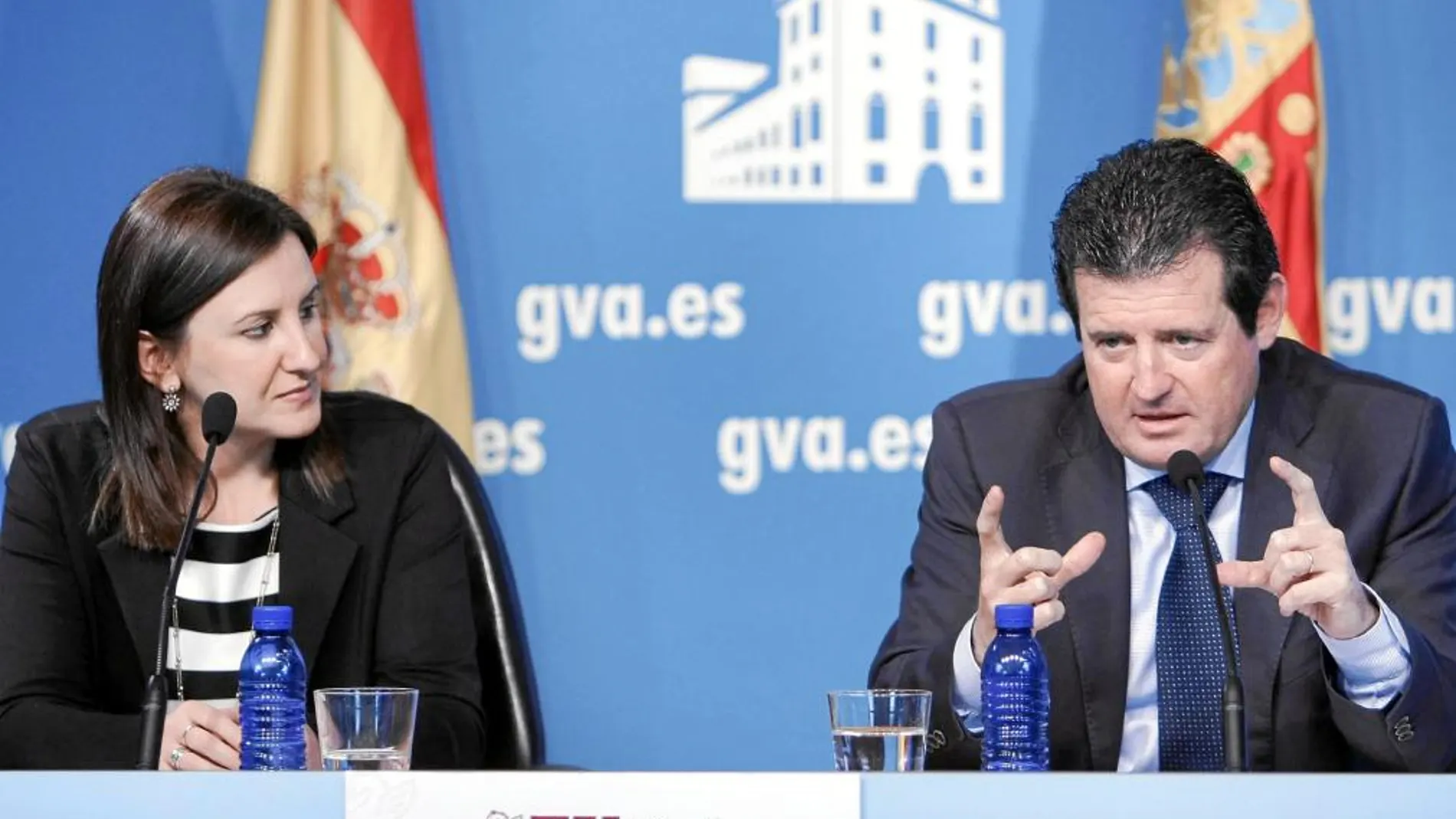 El portavoz del Consell, José Císcar, junto a la consellera Catalá, quien presentó el nuevo decreto de admisión de alumnos