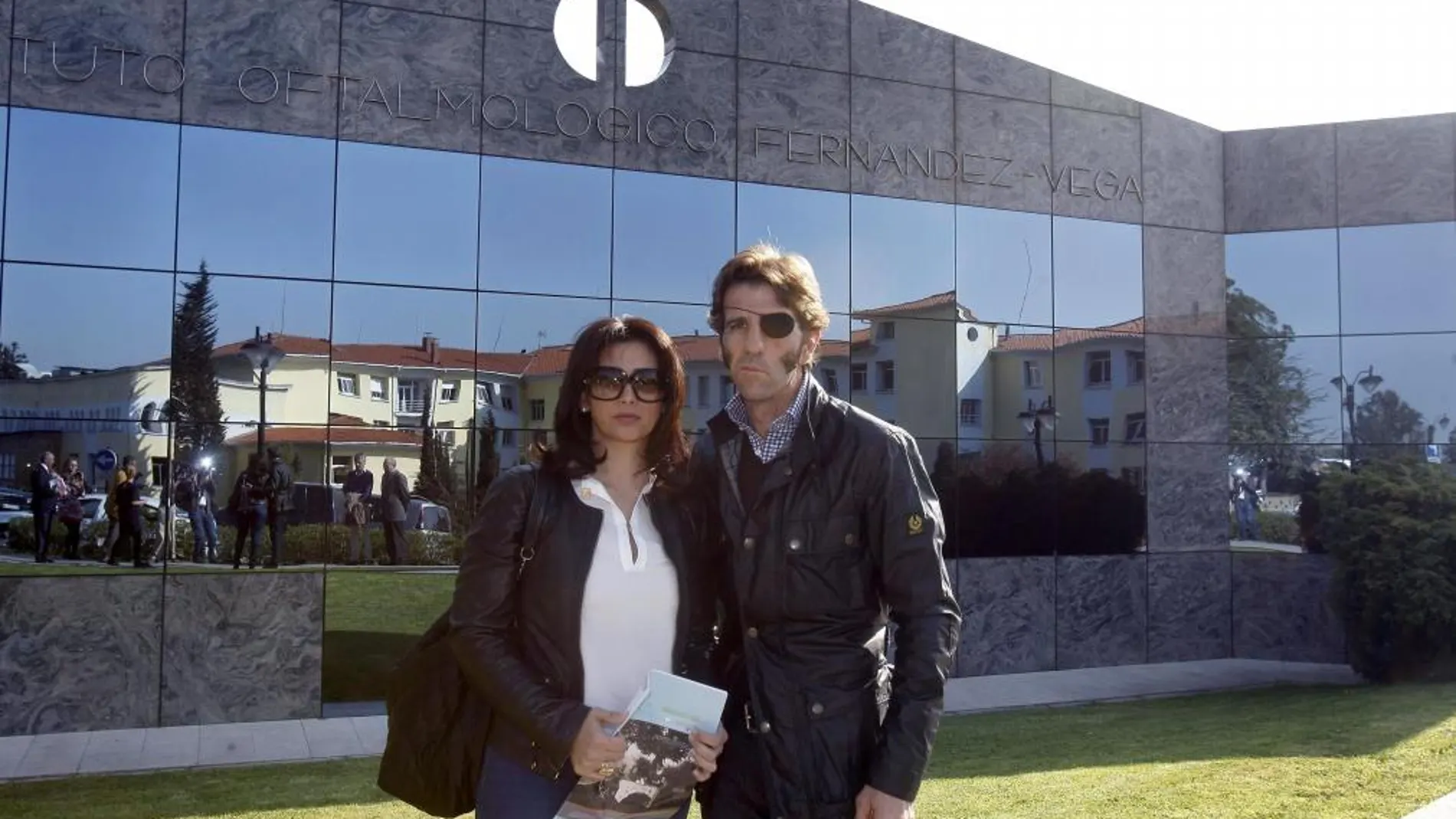 Padilla, junto a su mujer, a la salida de la Clínica Fernández Vega