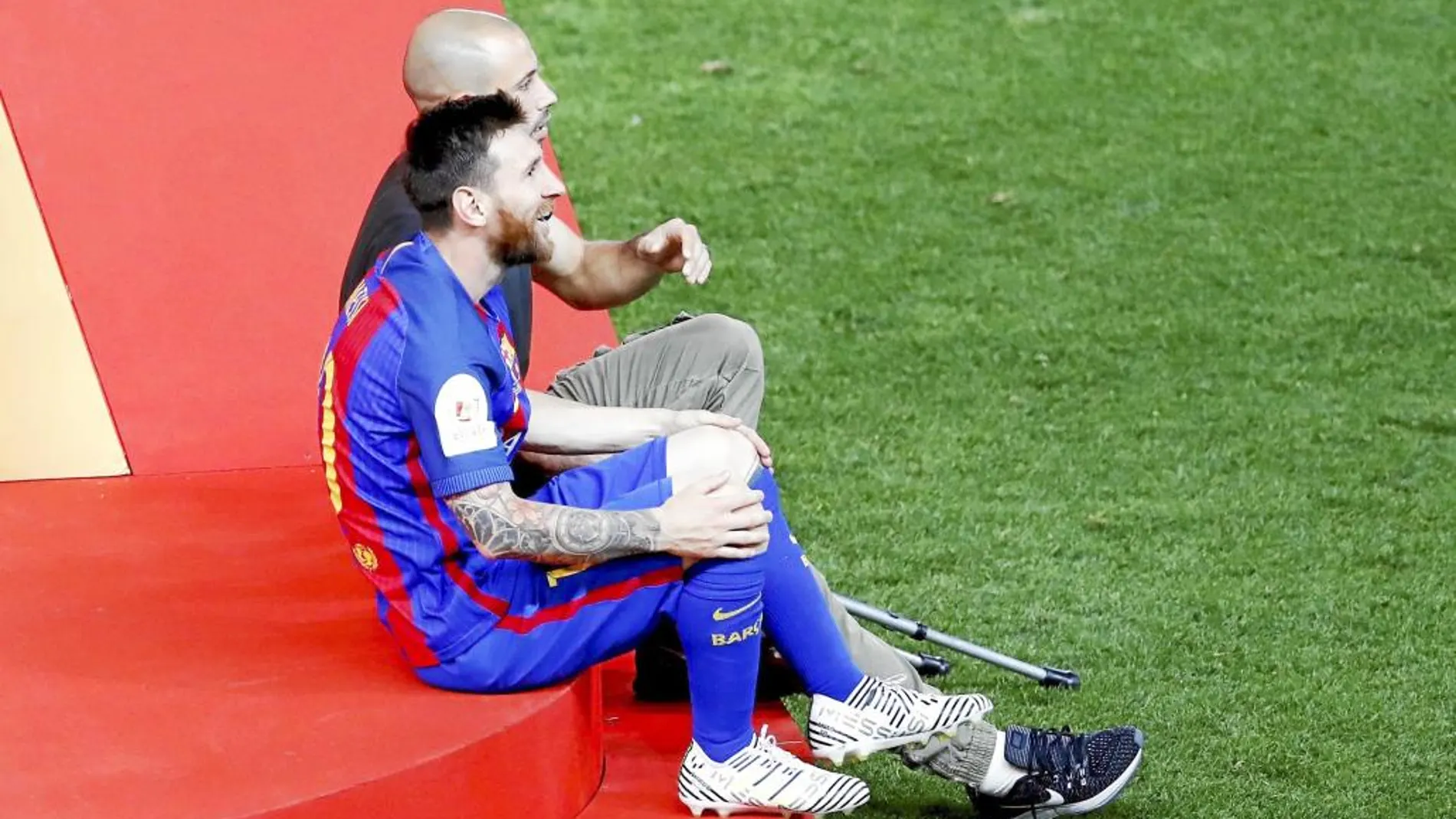 Messi y Mascherano conversan en la celebración del título de Copa en el Calderón
