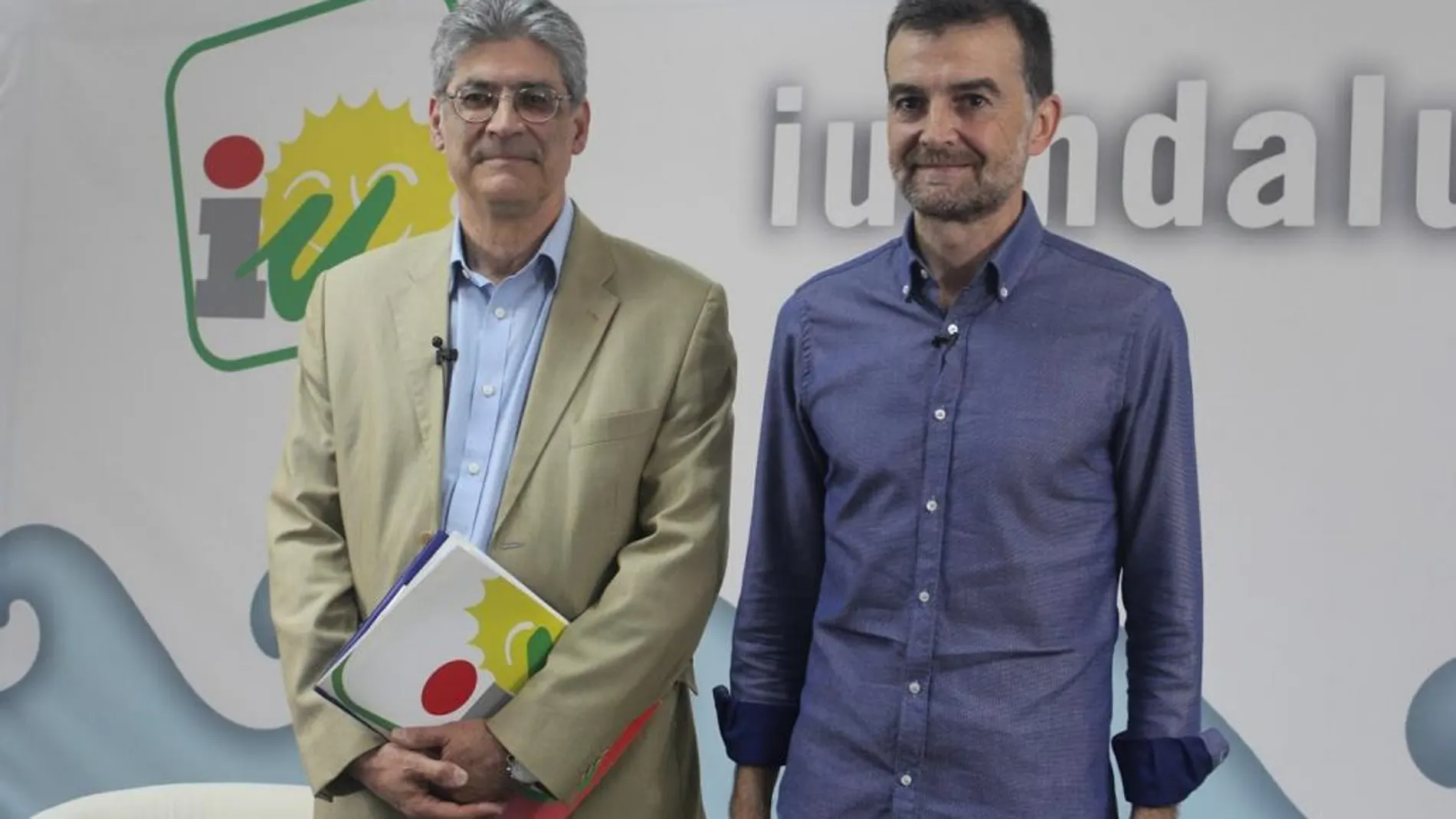 José Luis Pérez Tapias y Antonio Maíllo, momentos antes del debate mantenido ayer en la sede de IULV-CA