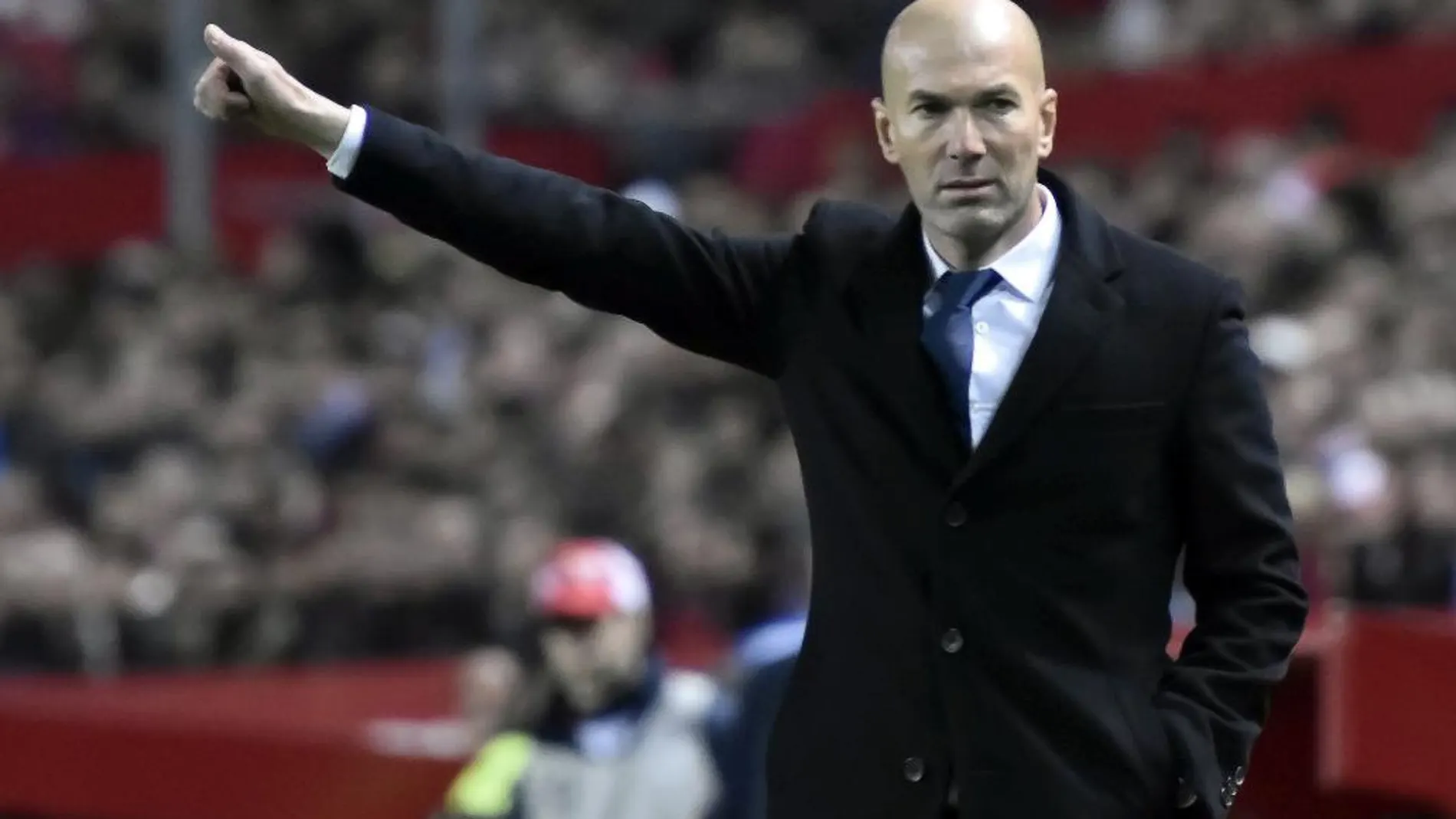 El entrenador francés del Real Madrid Zinedine Zidane, durante el partido en el estadio Ramón Sánchez-Pizjuán, en Sevilla.