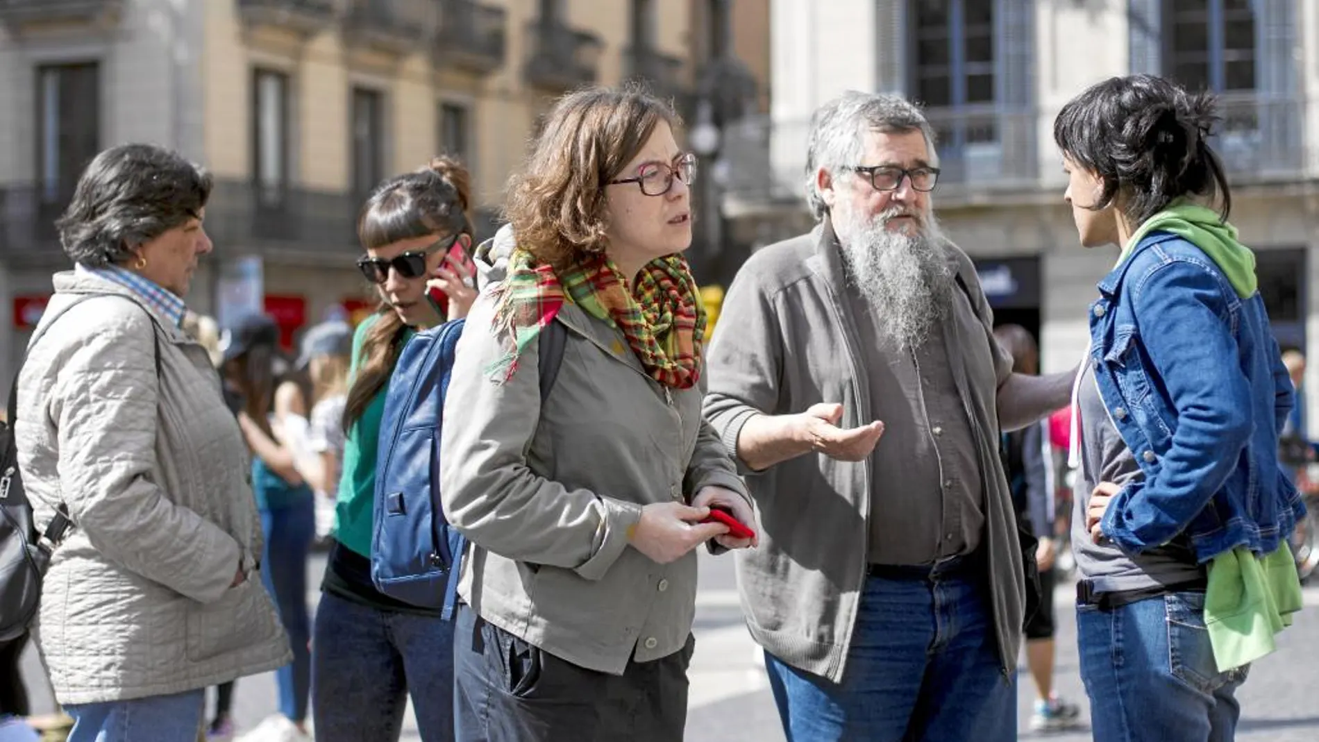Los diputados Eulàlia Reguant, Joan Garriga y Anna Gabriel tras presentar la campaña «El Estado acusa, la Generalitat se encarniza»