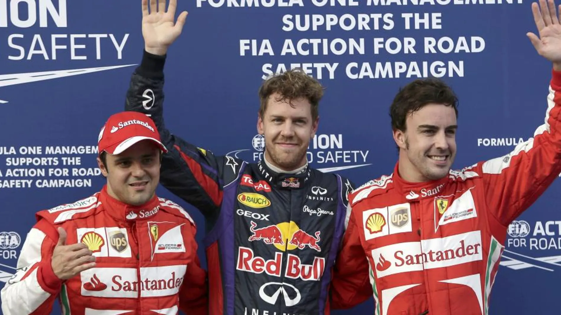 Sebastian Vettel, flanqueado por Felipe Massa y Fernando Alonso