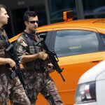 Miembros de las fuerzas especiales turcas patrullan por las calles de Estambul