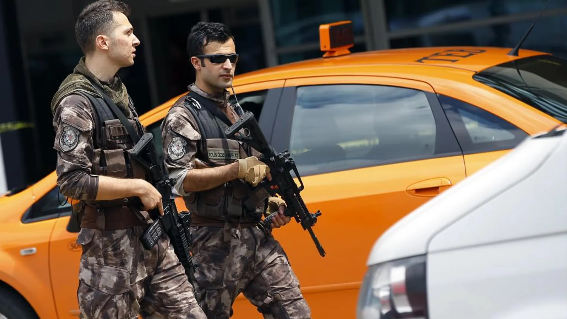 Miembros de las fuerzas especiales turcas patrullan por las calles de Estambul