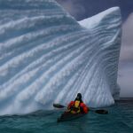 El kayakista chileno Exequiel Lira navegando en un sector de las islas Shetland