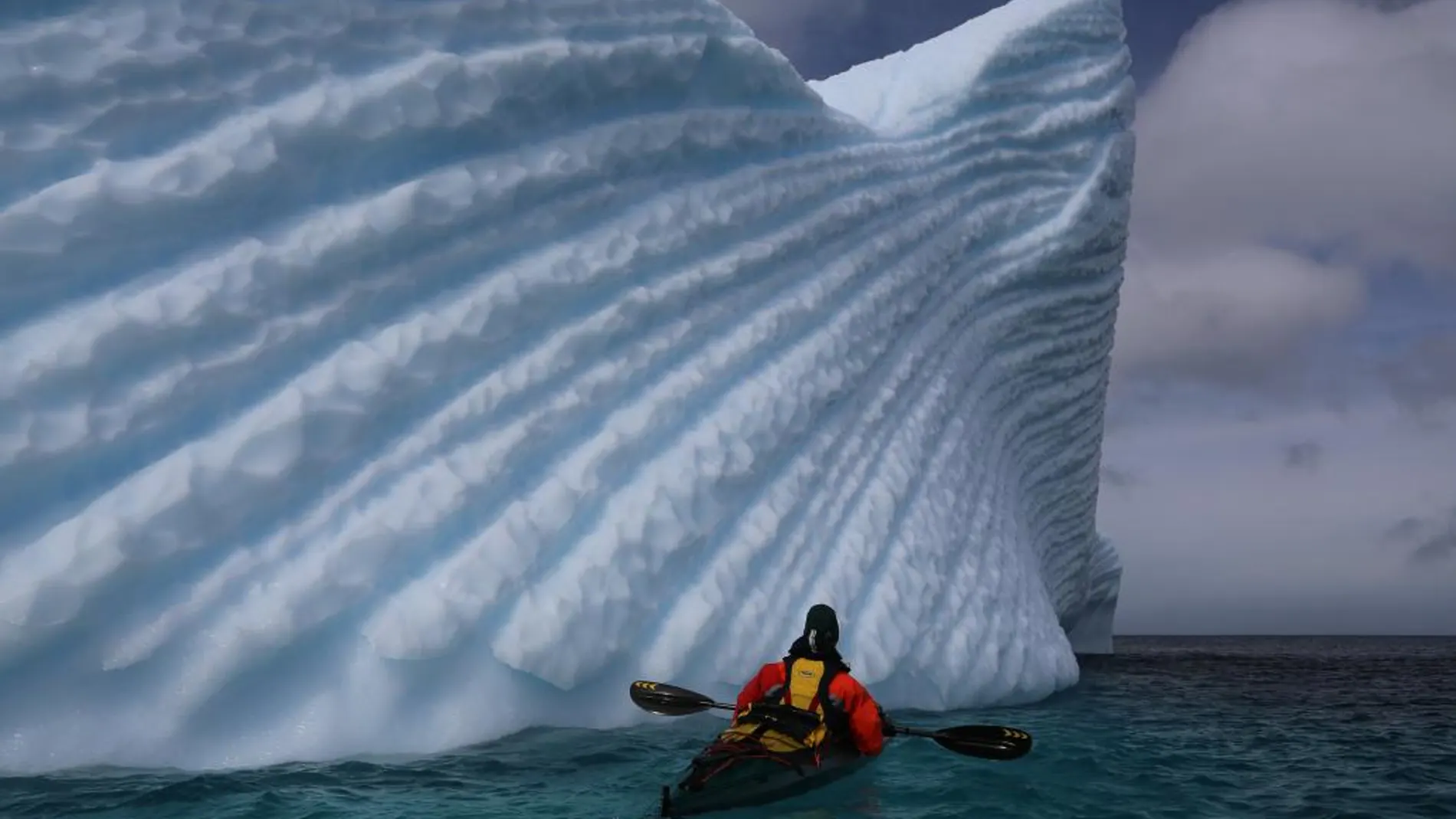 El kayakista chileno Exequiel Lira navegando en un sector de las islas Shetland