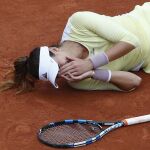 Muguruza llora sobre el suelo de Roland Grros tras vencer a Serena Williams