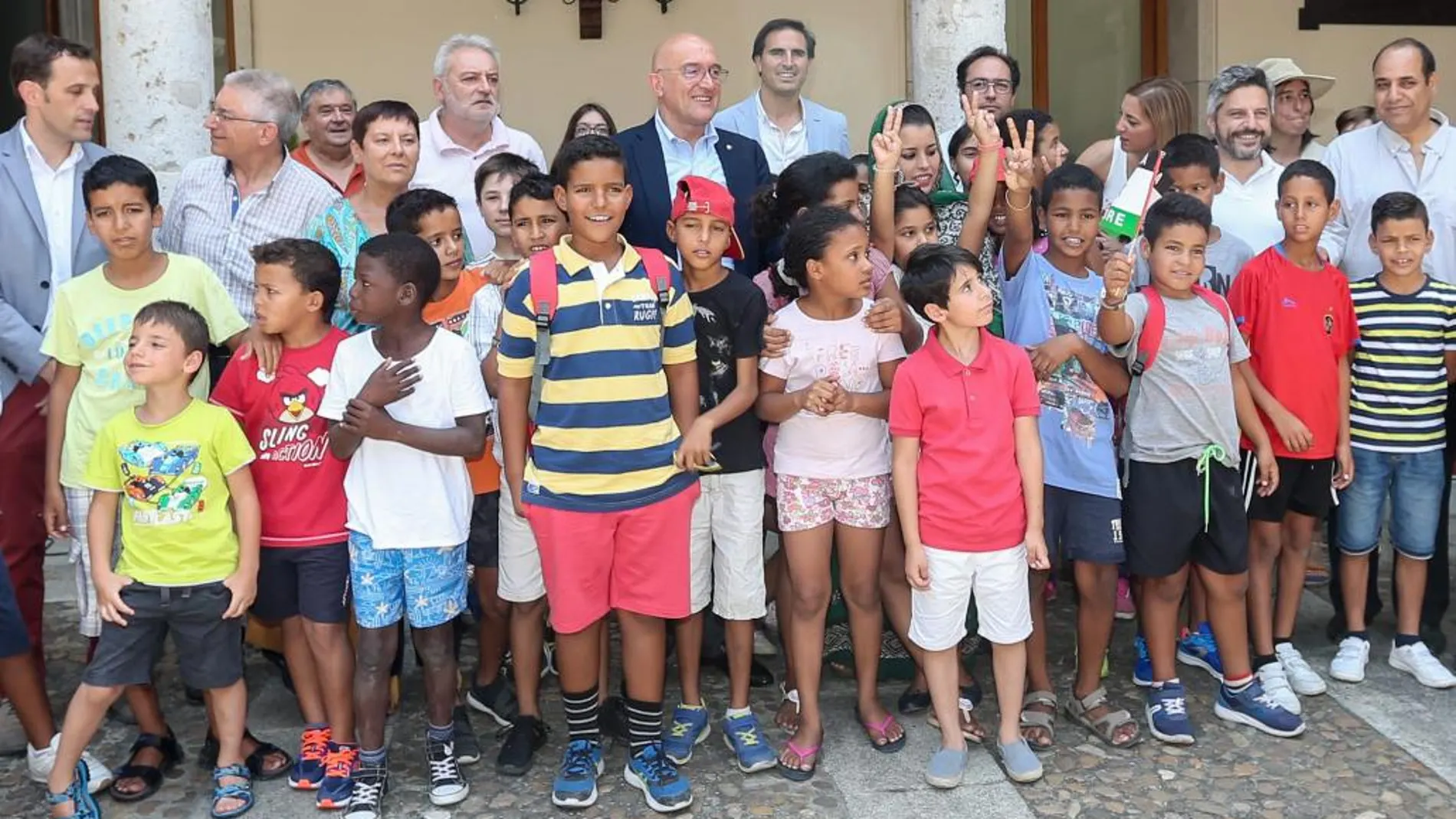 El presidente de la Diputación de Valladolid, Jesús Julio Carnero, ofrece una recepción a los niños saharauis acogidos este verano por familias vallisoletanas